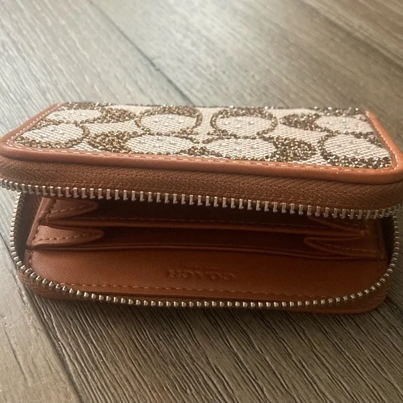 Coach Soho Small Zip Around Card Case. Crystal Signature Jaquard.  Like New. - Picture 2 of 3